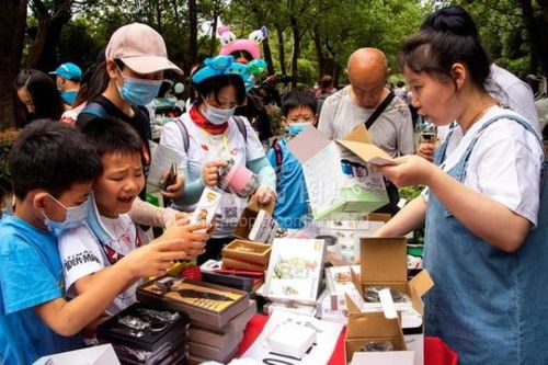 南京首届东山后备箱商品集市开幕 日用百货销售火热启动